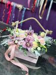 Композиция из орхидей, роз и гвоздик в нежном деревянном ящике