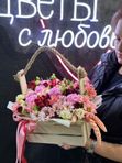 Композиция в деревянном ящике из ярко-красной альстромерии , нежных роз,лизиантусами  и сухоцветами