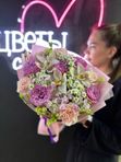 Сборный букет из пионовидных роз , орхидей, нежных диантусов и зеленью в нежной матовой упаковке