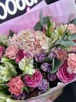 Букет из розовых роз и гвоздик в жемчужной упаковке