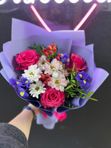 Букет из малиновых роз, синих ирисов и хризантем с добавлением гиперикума   в лавандовом оформлении
