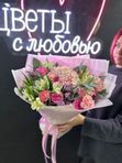 Букет из розовых роз и гвоздик в жемчужной упаковке