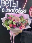 Букет из розовых роз и гвоздик в жемчужной упаковке