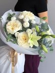 Букет с лилией, пионовидной розой Candlelight и эвкалиптом