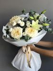 Букет с лилией, пионовидной розой Candlelight и эвкалиптом