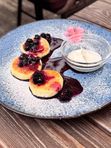 Сырники с ягодным соусом и сметаной