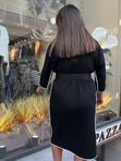 Черное платье с акцентным дизайном до 54-ого