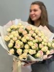 Пионовидные кустовые розы 19 шт с оформлением