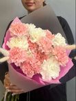 15 нежных гвоздик в моно букете