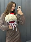 Коробочка из белоснежных хризантем с сердечком