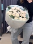 Букет из хризантем сорта Алтай с эвкалиптом в оригинальном оформлении