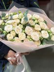 Букет из кустовых роз с эвкалиптом