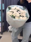 Букет из хризантем сорта Алтай с эвкалиптом в оригинальном оформлении