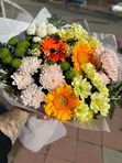 Яркий букет из Гербер и хризантем