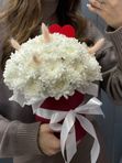 Коробочка из белоснежных хризантем с сердечком