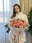 Букет из 9 пионовидных кустовых роз с эвкалиптом