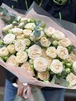 Букет из кустовых роз с эвкалиптом