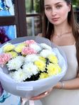 Букет из хризантем и диантусов в воздушной упаковке
