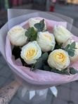 Букет из 7 пионовидные роз с эвкалиптом