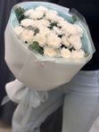 Букет из хризантем сорта Алтай с эвкалиптом в оригинальном оформлении