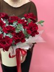 Композиция с французскими розами и эвкалиптом