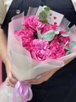 Букет розовых пионовидных роз с зеленью