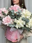 Нежные французские розы с эвкалиптом в коробке