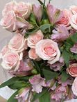 Розовые кустовые розы 7 шт =21 бутонов + альстромерия, арт. 274
