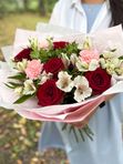 Красные розы с диантусами и альстромерией, арт.702