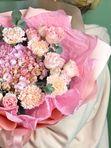 Розовая гортензия с кустовой розой и кремовыми диантусами + эвкалипт, арт. 283