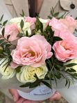 Розовые и белые розы с фисташкой в мини коробке, арт. 623