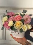 Композиция из эустомы и нежных роз в мини коробке, арт. 637