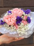 Розовые кустовые розы + статица и гипсофила в мини коробке, арт. 627