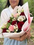 Красные розы с диантусами и альстромерией, арт.702