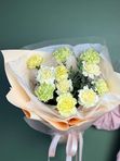 Желтые и зеленые гвоздики 11 шт + эвкалипт, арт. 285