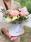 Розовые и белые розы с фисташкой в мини коробке, арт. 623