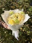 Белая французская роза 5 шт + диантусы, арт.717