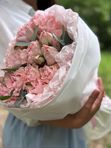 Розовые кустовые розы 5 стеблей = 15 бутонов + эвкалипт, арт.121