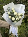 Белая пионовидная кустовая Роза 3 шт = 9 бутонов + эвкалипт, 116