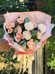 Нежно розовые кустовые розы 7 шт = 21 бутон с диантусами + эвкалипт, арт. 277