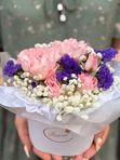 Розовые кустовые розы + статица и гипсофила в мини коробке, арт. 627