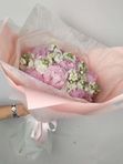 Шикарный букет из пионов (Сара Бернард) и матиоллы
