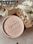 Композиция из cake to go и цветов
