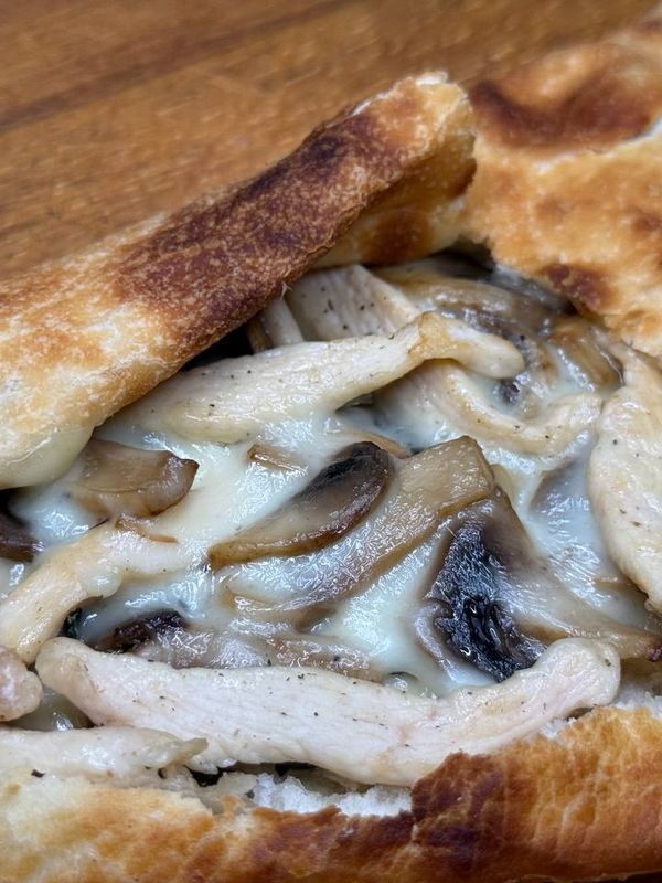 Кальцоне с грибами и курицей