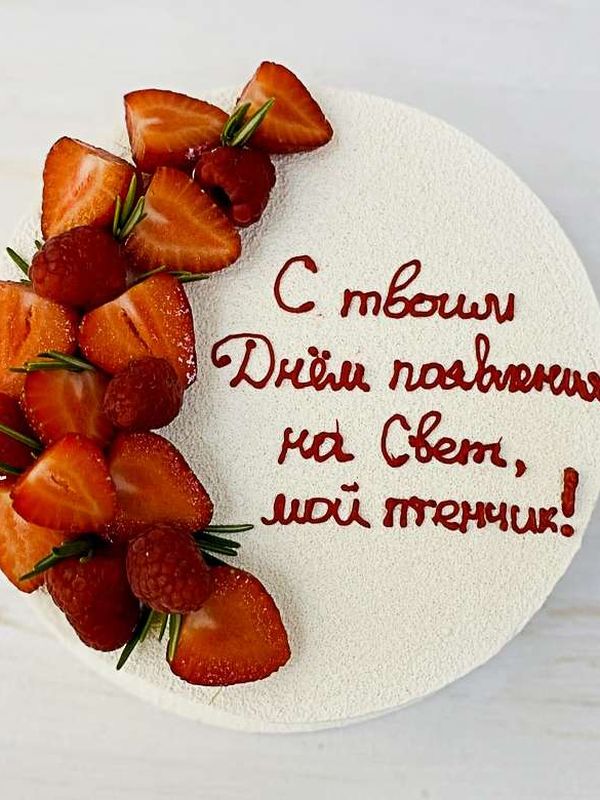 Свежие фрукты в оформлении торта
