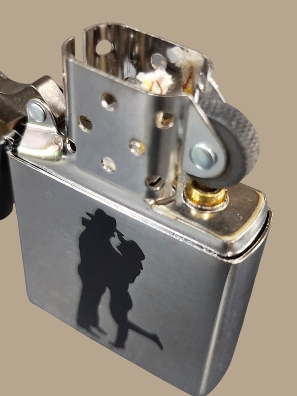 Зажигалка Zippo Отпечаток ноги на песке, Металлический абстракт, Ковбойская пара
