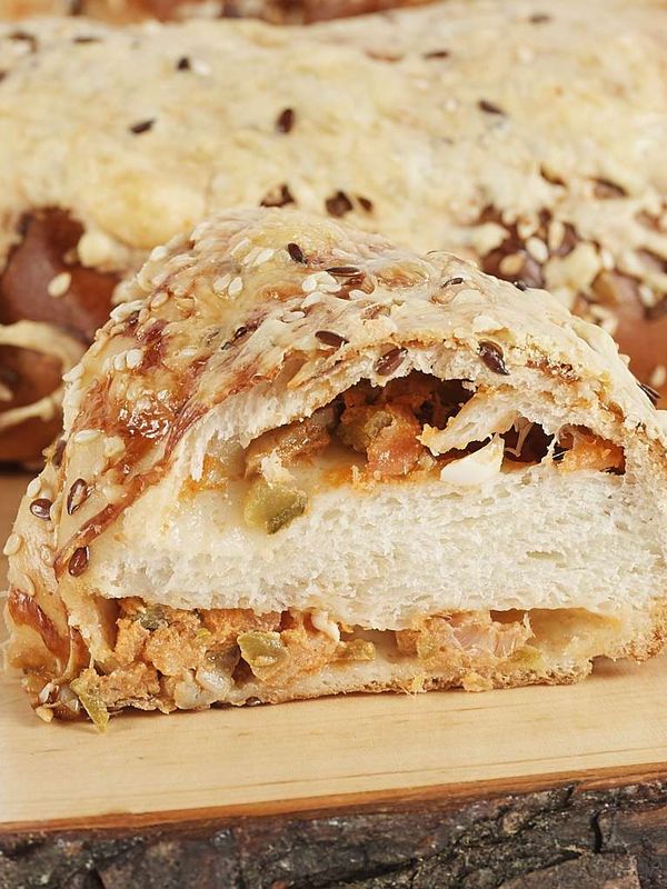 Svētku kliņģeris ar kūpināta laša, dārzeņu pildījumu ar sieru un sēkliņām (20.99 Eur/Kg)