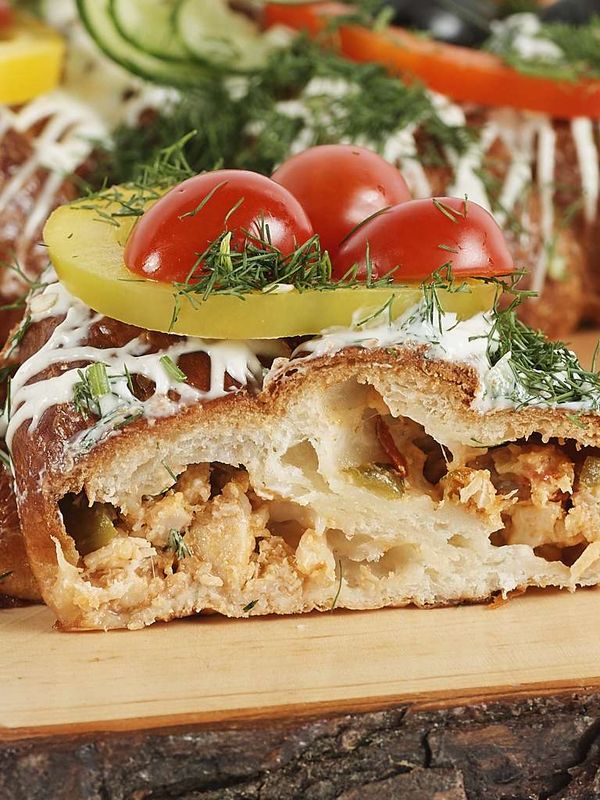 Svētku kliņģeris ar vistas gaļas, dārzeņu pildījumu un dārzeņiem (16,49 Eur/Kg)