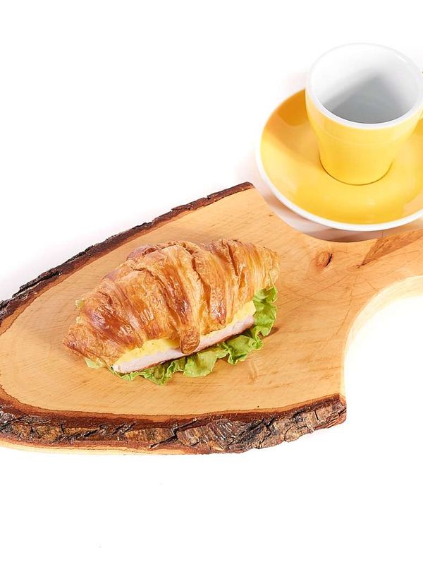 Sviesta kruasāns ar šķiņķi un sieru 105g