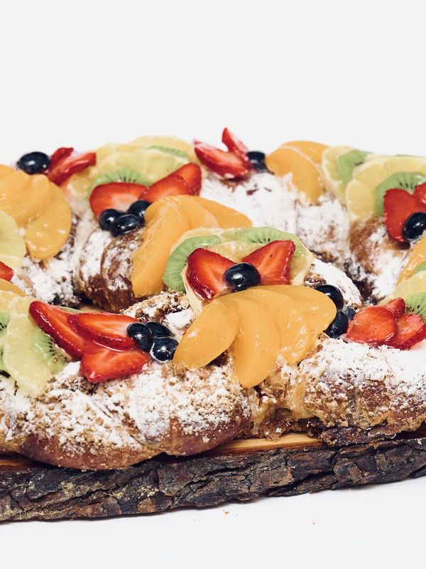 Svētku kliņģeris safrāna ar žāvētu augļu pildījumu un augļiem (16,99 Eur/Kg)